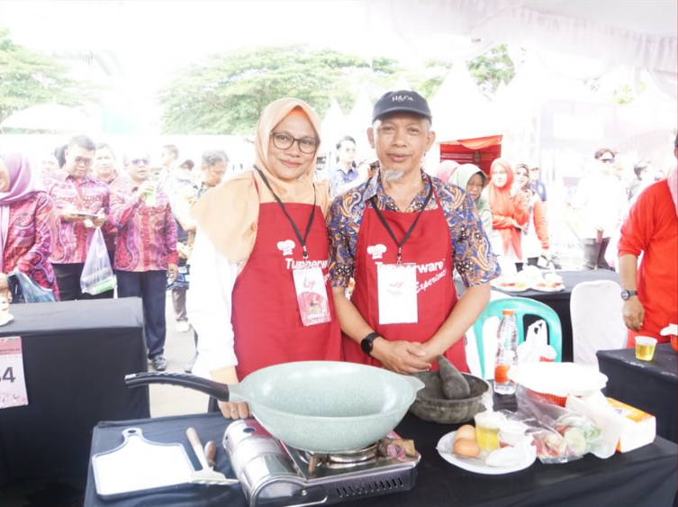 Meriahkan Pesta Rakyat Kaltim, Sekretaris DPPKUKM Kaltim Ikuti Lomba Memasak Nasi Goreng